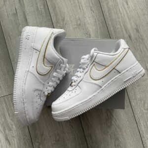 Nike Air Force 1 Low White/Gold – L’icône revisitée avec une touche de luxe