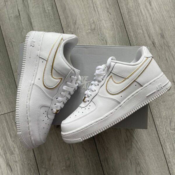 Nike Air Force 1 Low White/Gold – L’icône revisitée avec une touche de luxe