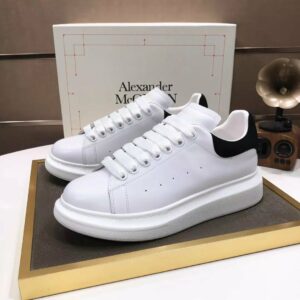 Sneakers Alexandre McQueen Oversize blanches à talon noir – Style minimaliste luxe